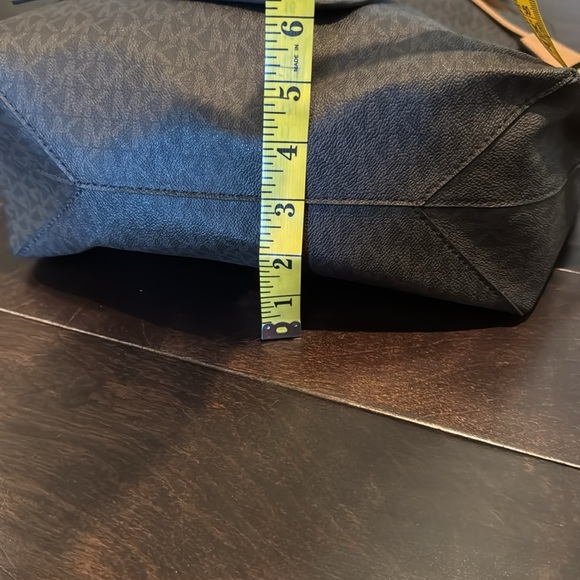 Michael Kors Brown Tote Bag with Pouch NWOT - Picture 14 of 14